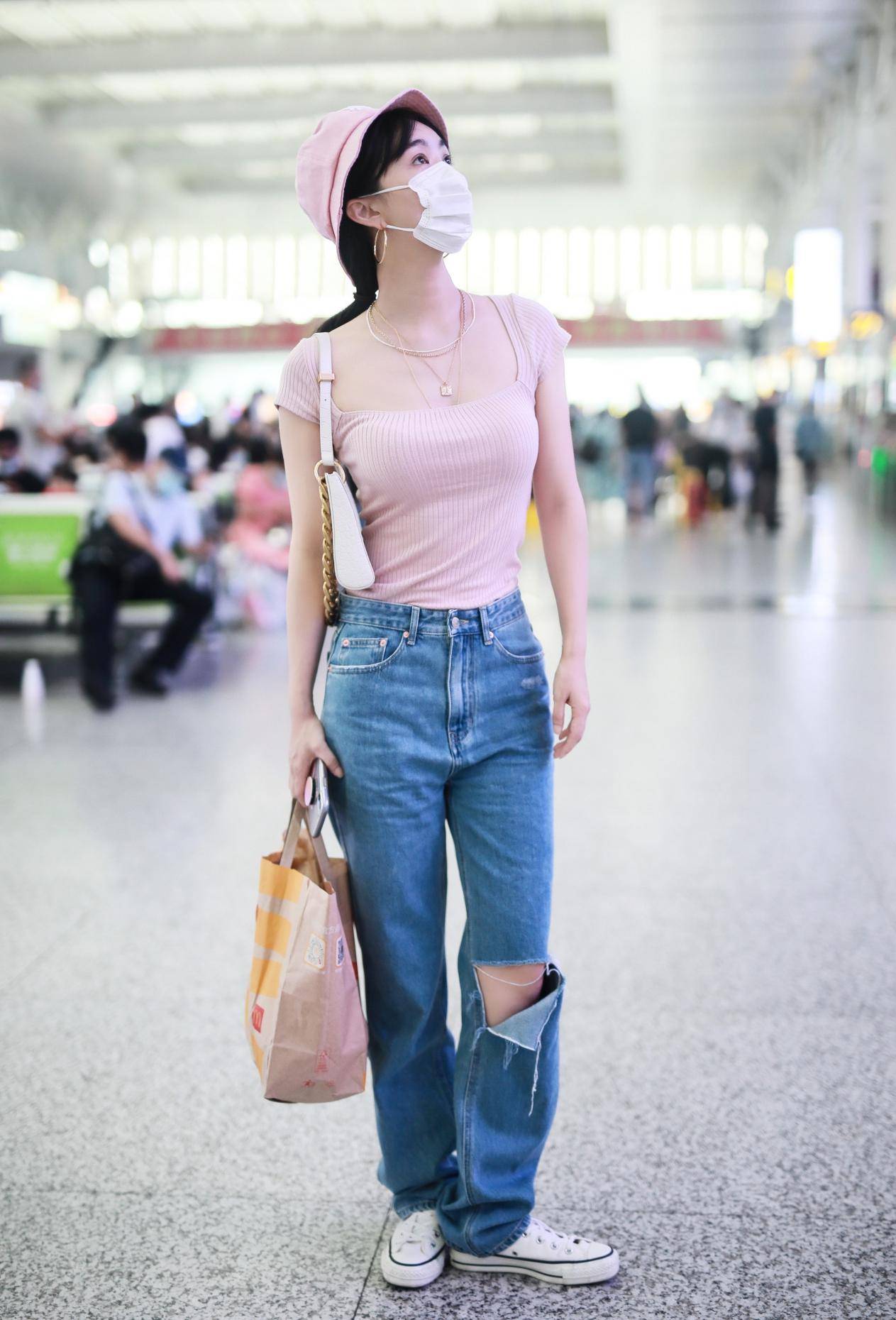 裸色上衣完美的展现出李菲儿的曲线调配高腰的破洞牛仔裤以及平底鞋