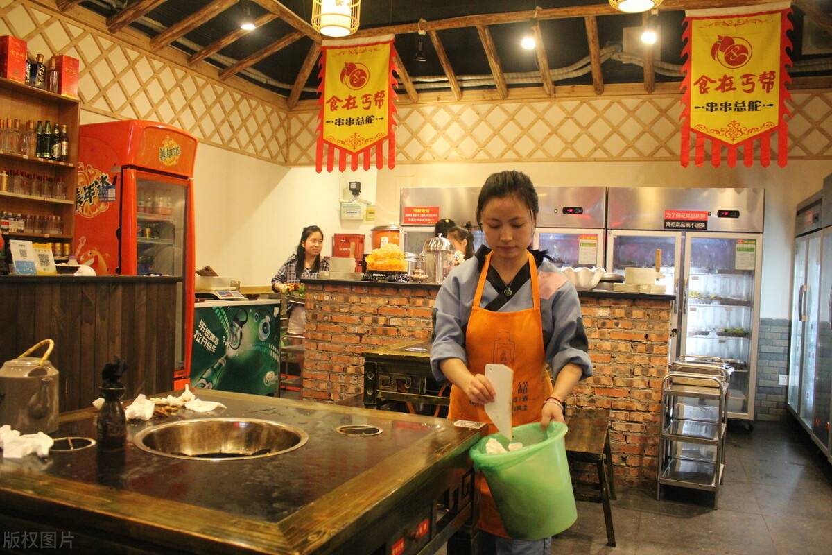 职场百科:火锅店服务员的工作流程!海底捞服务员月薪6000?
