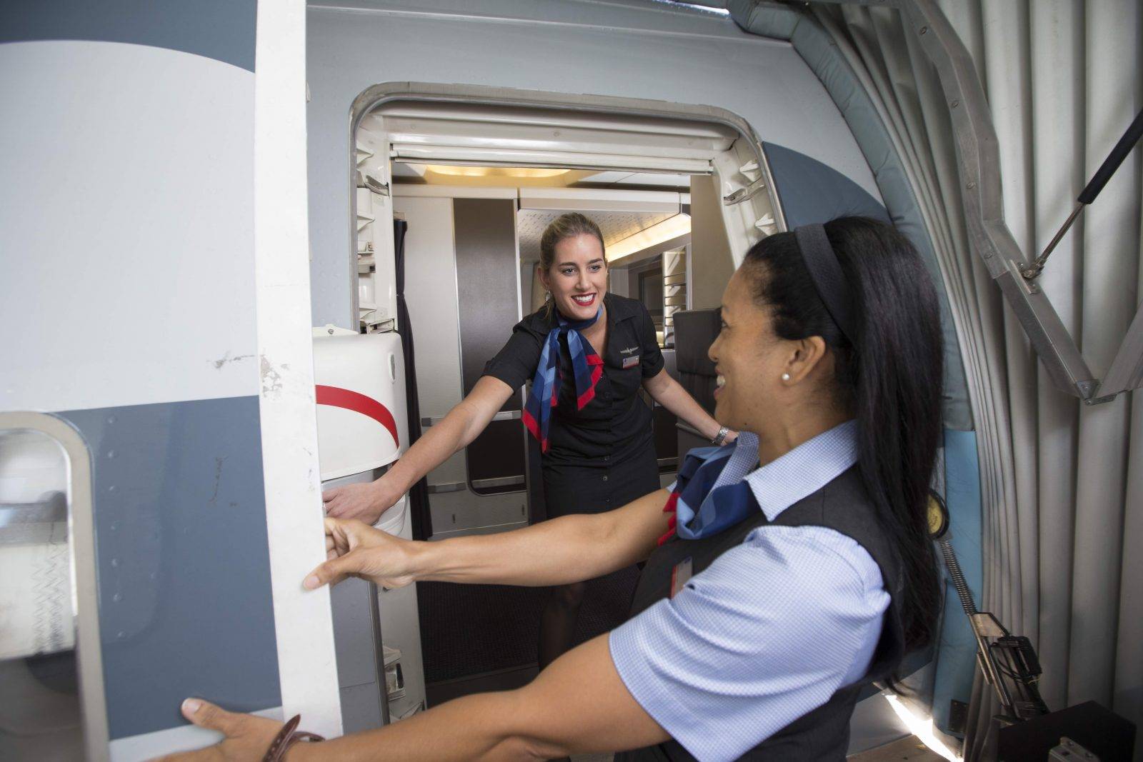 美国航空解雇了近8000名机组人员后又面临空乘短缺的问题