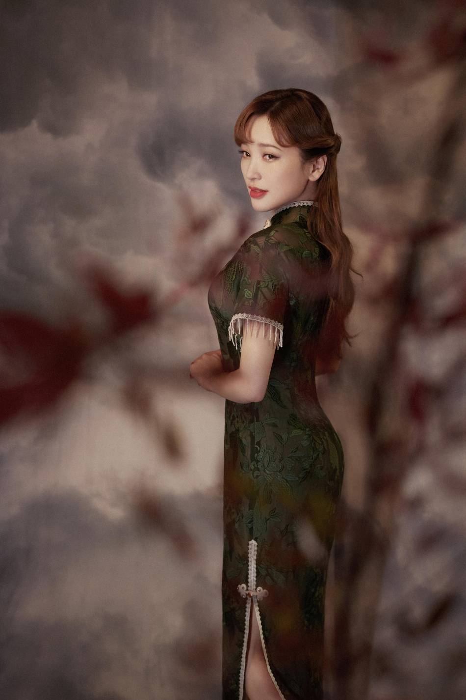 金莎旗袍造型亮相金鸡百花奖 前凸后翘尽显好身材