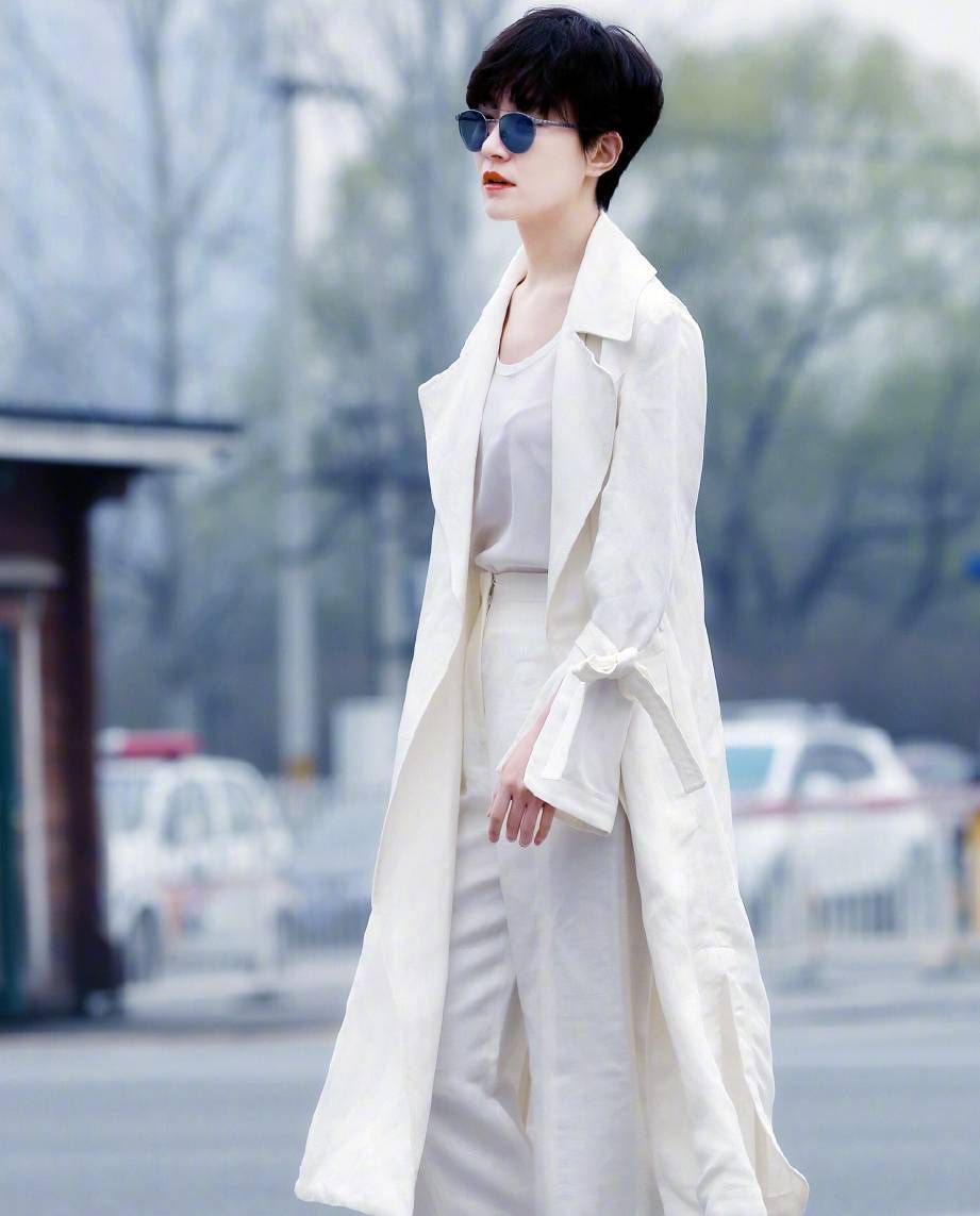 原创焦俊艳偏爱中性风穿印花衬衫清新帅气165的身高穿出超模范