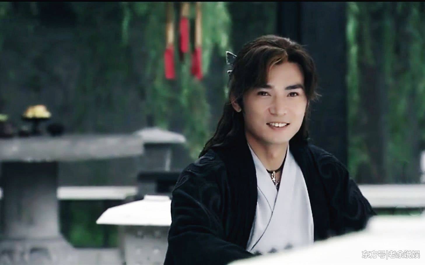 1990年,他出演了首部电视剧《莫道无情》,在里面饰演男三号方俊鸿.