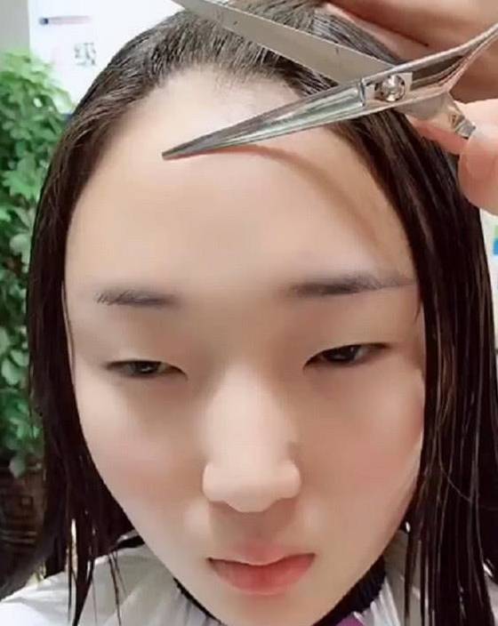 单眼皮女生因剪刘海走红刘海决定颜值