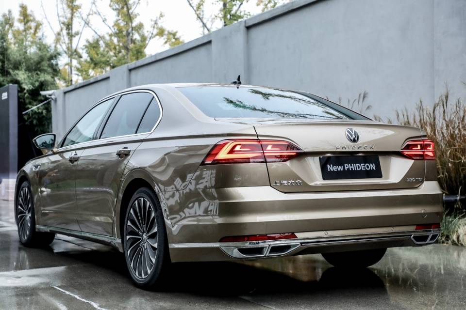 而大众车标下方的"phideon"标识,以及双边四出的排气