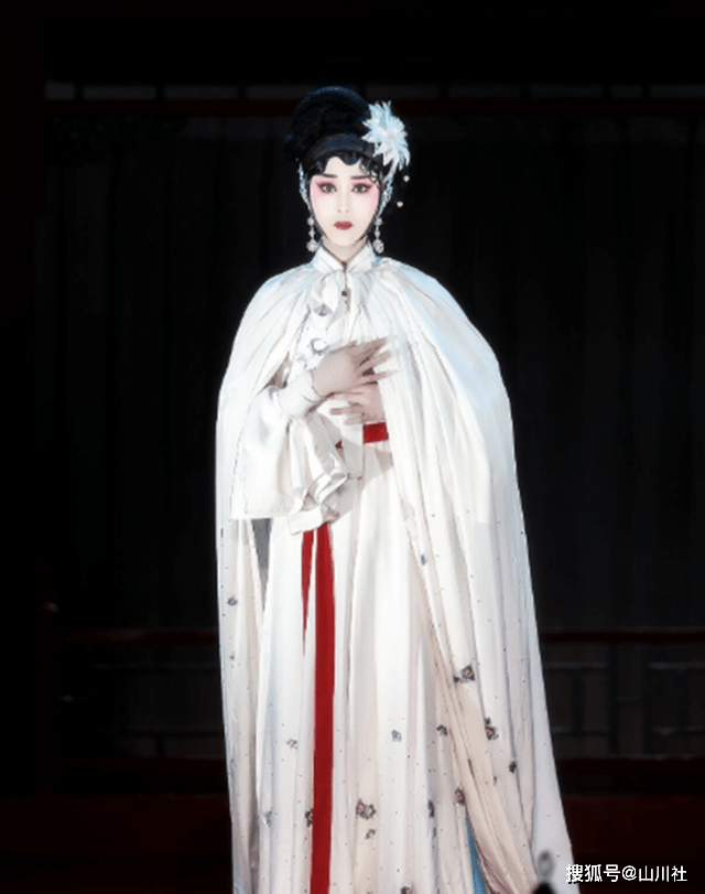 世人都知秦淮八艳此女虽不在其列但比起她们更为传奇