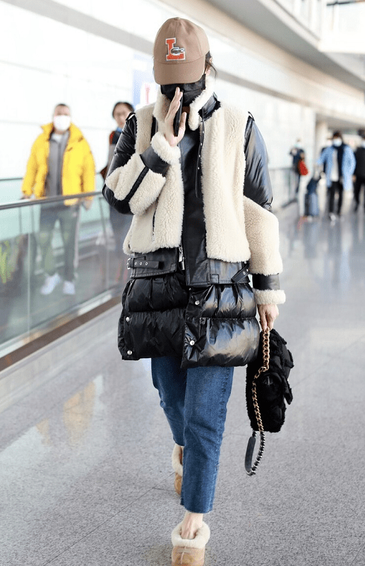 原创宋佳越来越会穿拼接设计的羽绒服搭配牛仔裤简洁利落保暖时髦