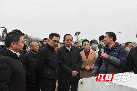 考察五龙茶叶基地花垣县委书记罗明在会上作宜机化改造项目典型发言.