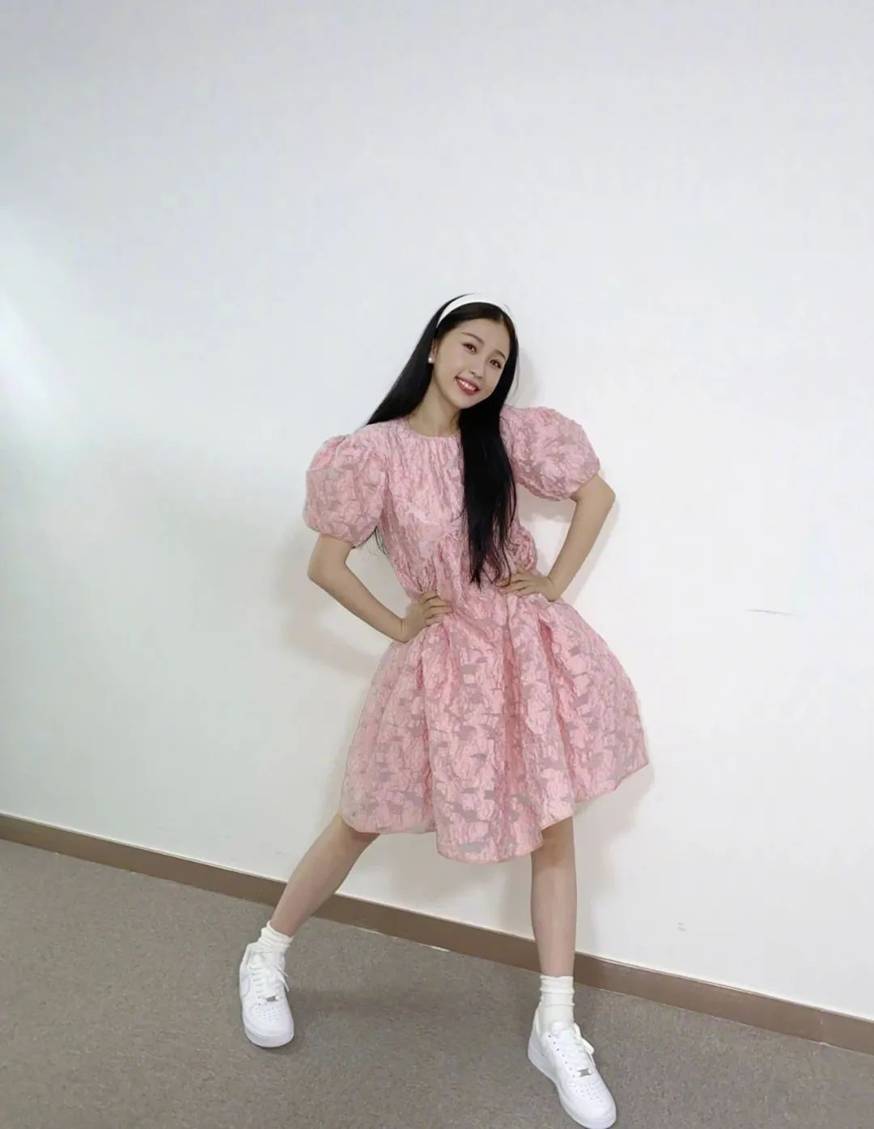原创虞书欣把可爱少女风的精髓穿出来了粉色公主裙配运动鞋太萌了
