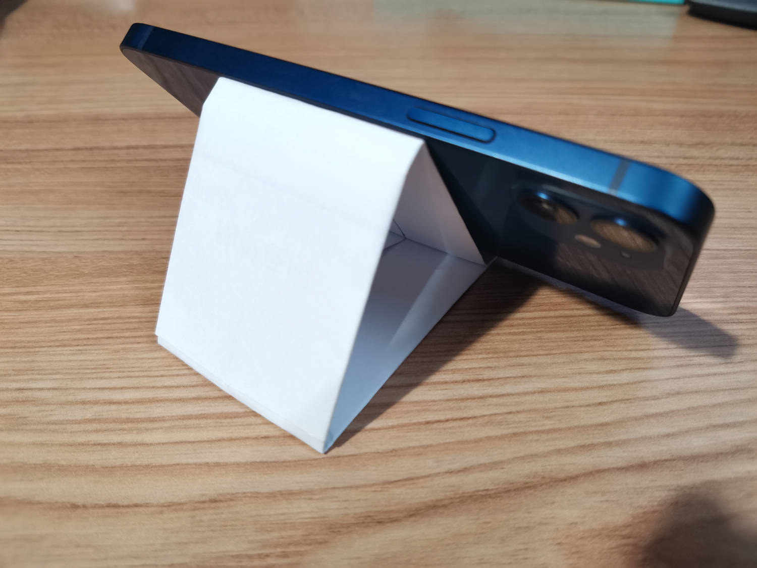 手机支架用一张纸搞定?对,根本不用买,一分钟做完,还超好用