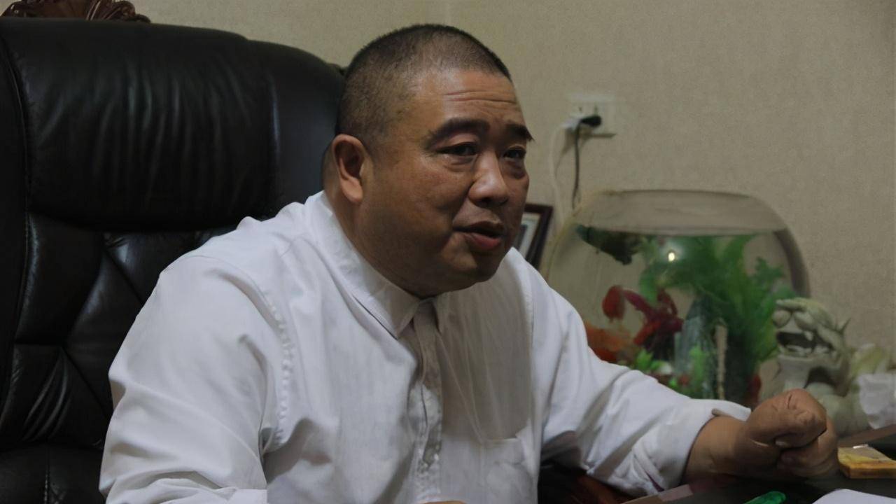 小伙7岁时没了双腿,靠打拼38岁身价上亿,如今娶女秘书一起奋斗_唐毅