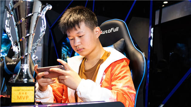 厉害新华16岁电竞少年签约国内顶级俱乐部