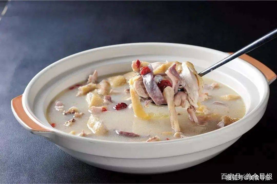 广东冬季暖身养胃家常菜猪肚鸡,究竟放胡椒还是白果最好吃?