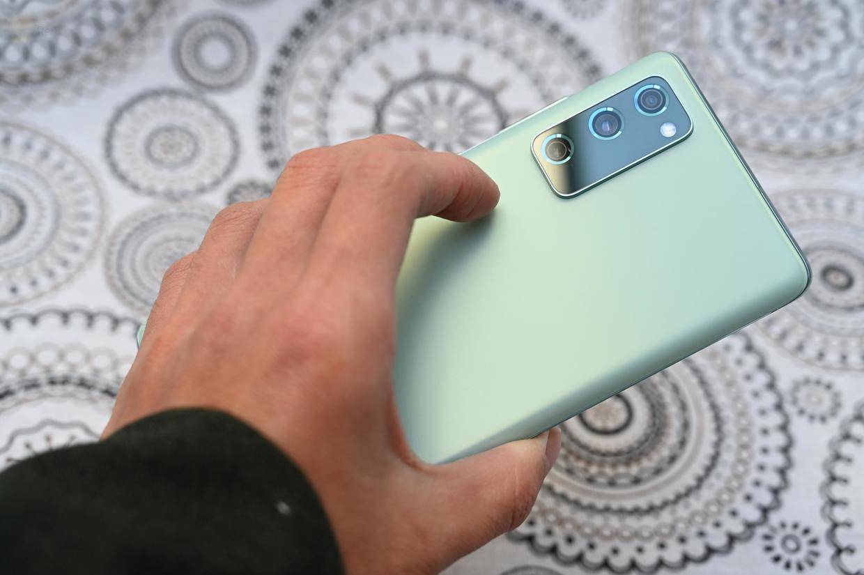 一款简单纯粹的副旗舰看三星galaxys20fe5g的外观性能与系统