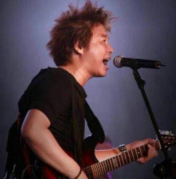 凌劲:广西著名音乐人,南宁天梯乐队主唱,资深作曲家,吉他手_手机搜狐