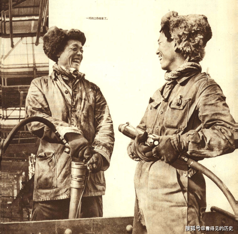 老照片 1952年的鞍山钢铁厂 热火朝天的建设场面