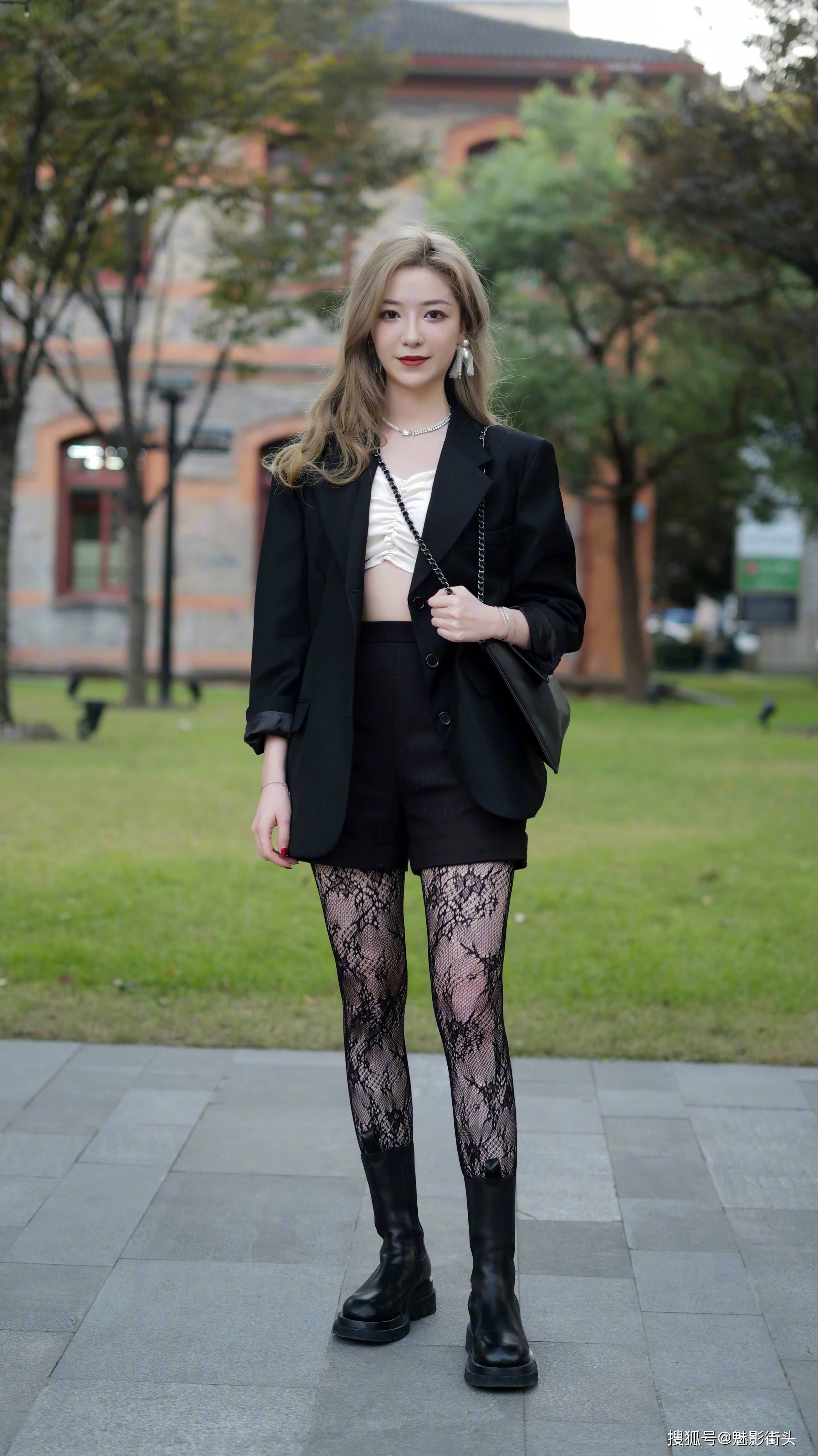 这个冬天,黑色提花丝袜火了,搭配冬装提升档次,穿出时髦精效果