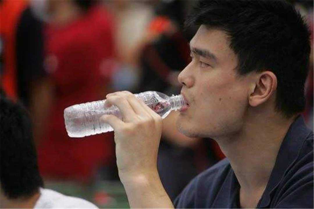 杜兰特都能忍,看到奥尼尔还能忍吗?_姚明