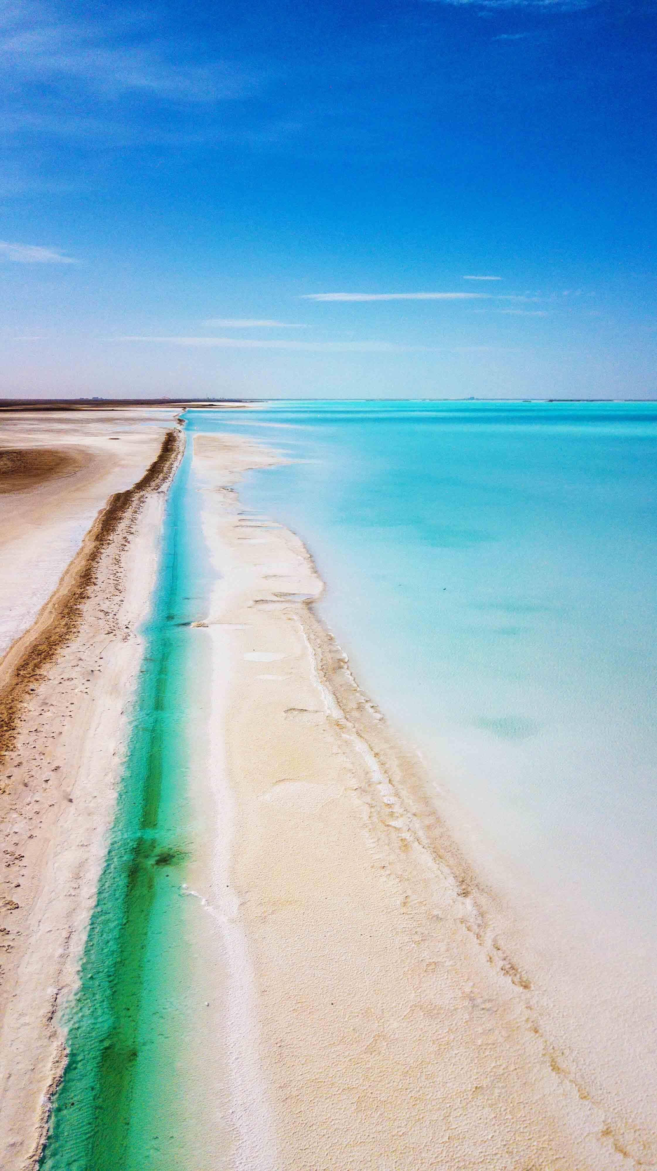 航拍青海東臺吉乃爾湖,碧綠的湖水不像人間的風景,美得不可思議_白色