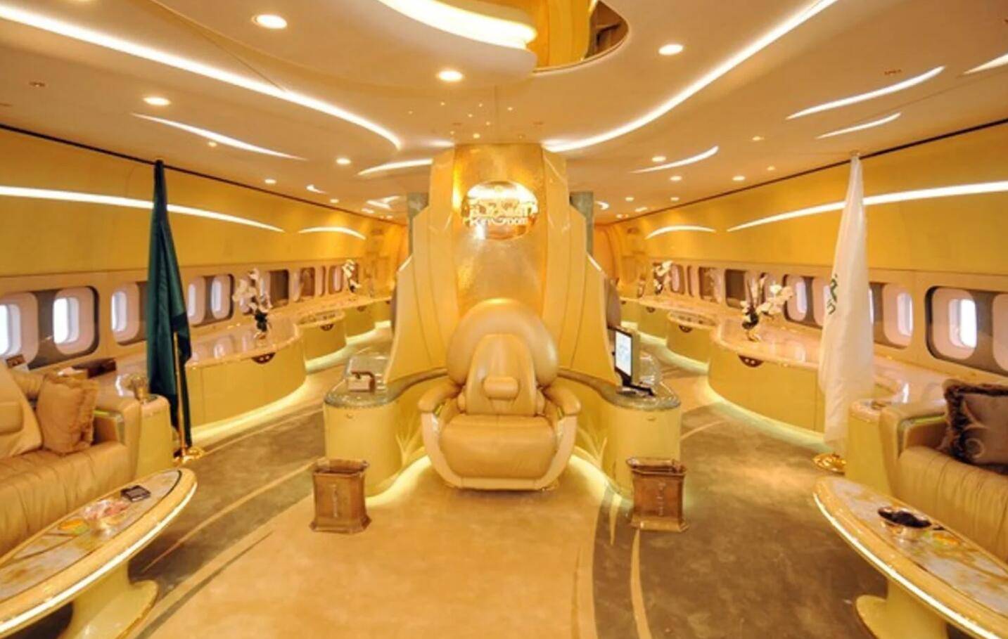 沙特王子买a380当私人飞机,在飞机里面装电梯和车库
