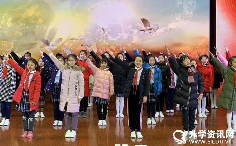 成都芳草小学小百灵合唱团亮相成都市"新时代好少年"发布仪式