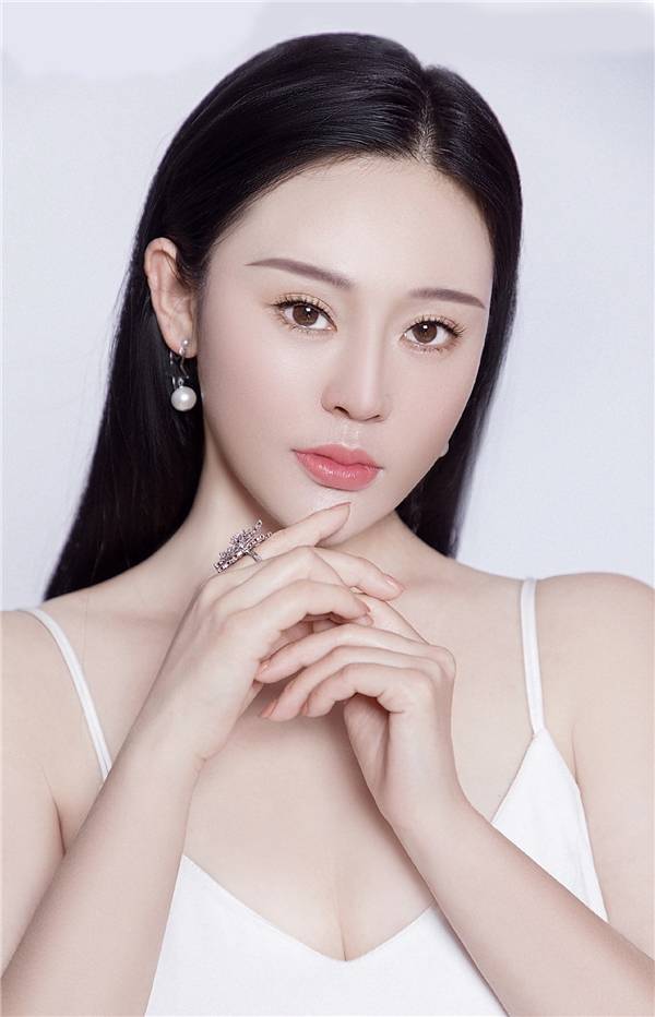 李越昕蕾与梁国荣,宇艾辰演唱歌曲《抱抱》全网隆重震撼上线