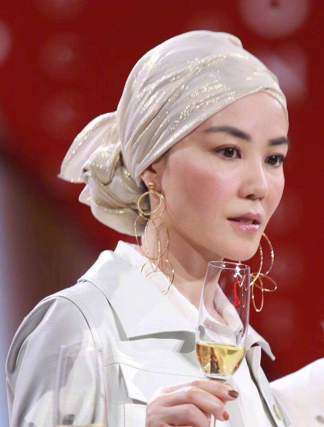 王菲个人资料(年过半百的王菲现身蹦迪)插图(1)