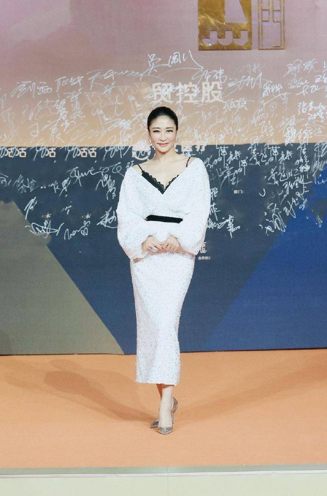 原创梁静穿衣真够奔放v领裙配蕾丝内搭成熟女人味抵挡不住