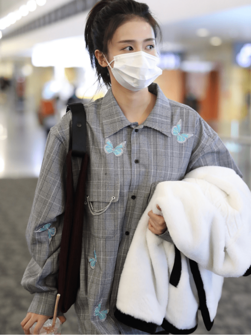 白鹿冬季穿搭叠穿技巧运用到位羊羔绒外套内搭衬衫减龄又时尚