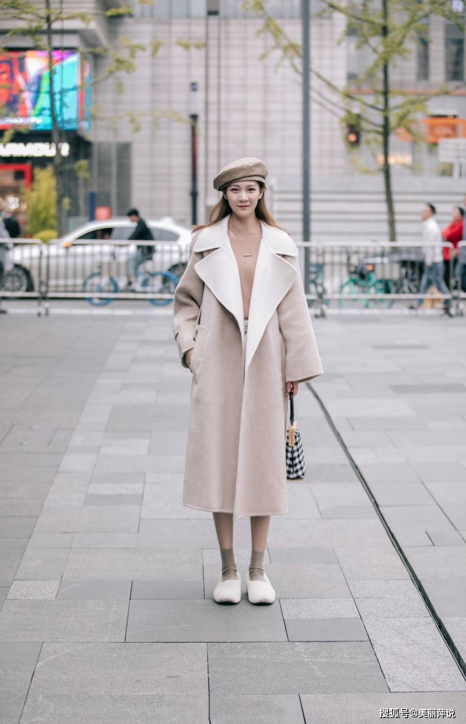 美女街拍冬天街头最有范儿的单品非风衣莫属了分分钟美爆整条街