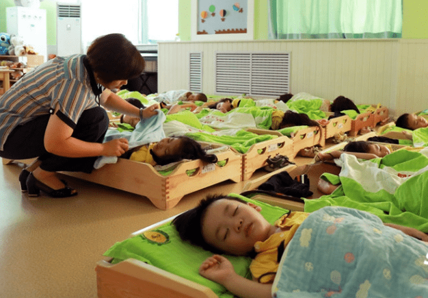 女兒在家很少午睡,到了幼兒園老師卻誇獎娃很乖,看監控後真心酸