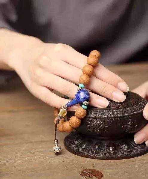 為什么女人戴的佛珠手串都是圓的？3大寓意都和幸福有關！