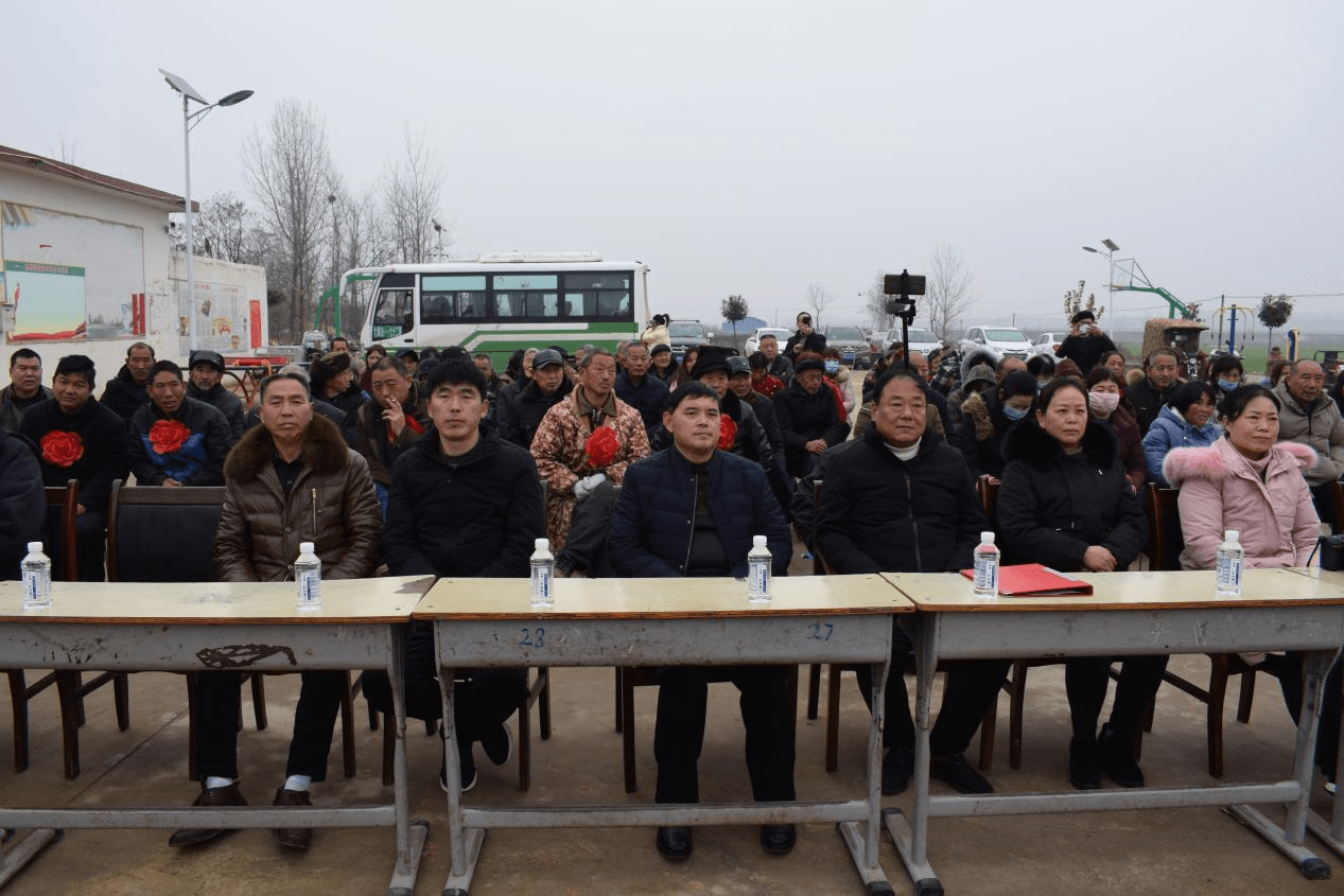 艺术家们不畏严寒,不惧朔风,在河南省南阳市方城县杨楼镇徐湾村开展