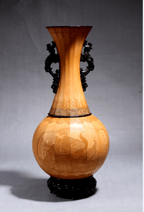 翻簧竹雕是黄岩的传统工艺,也叫"贴黄""文竹",因其雕刻在毛竹内壁的簧