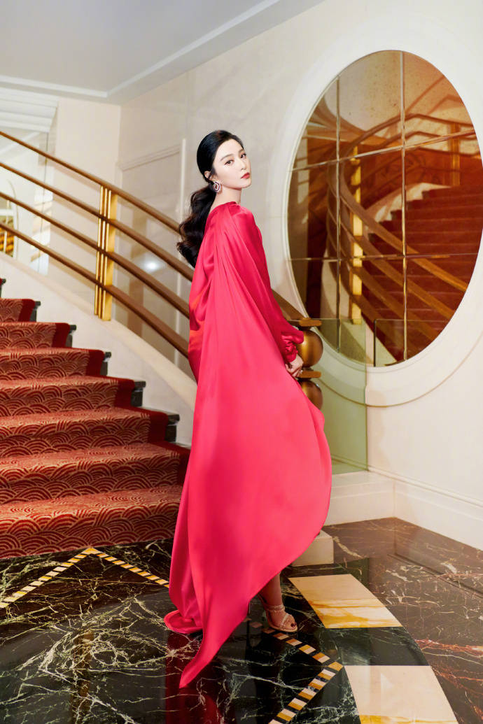 范冰冰穿红色高叉长裙秀美腿香肩半露显高贵气质