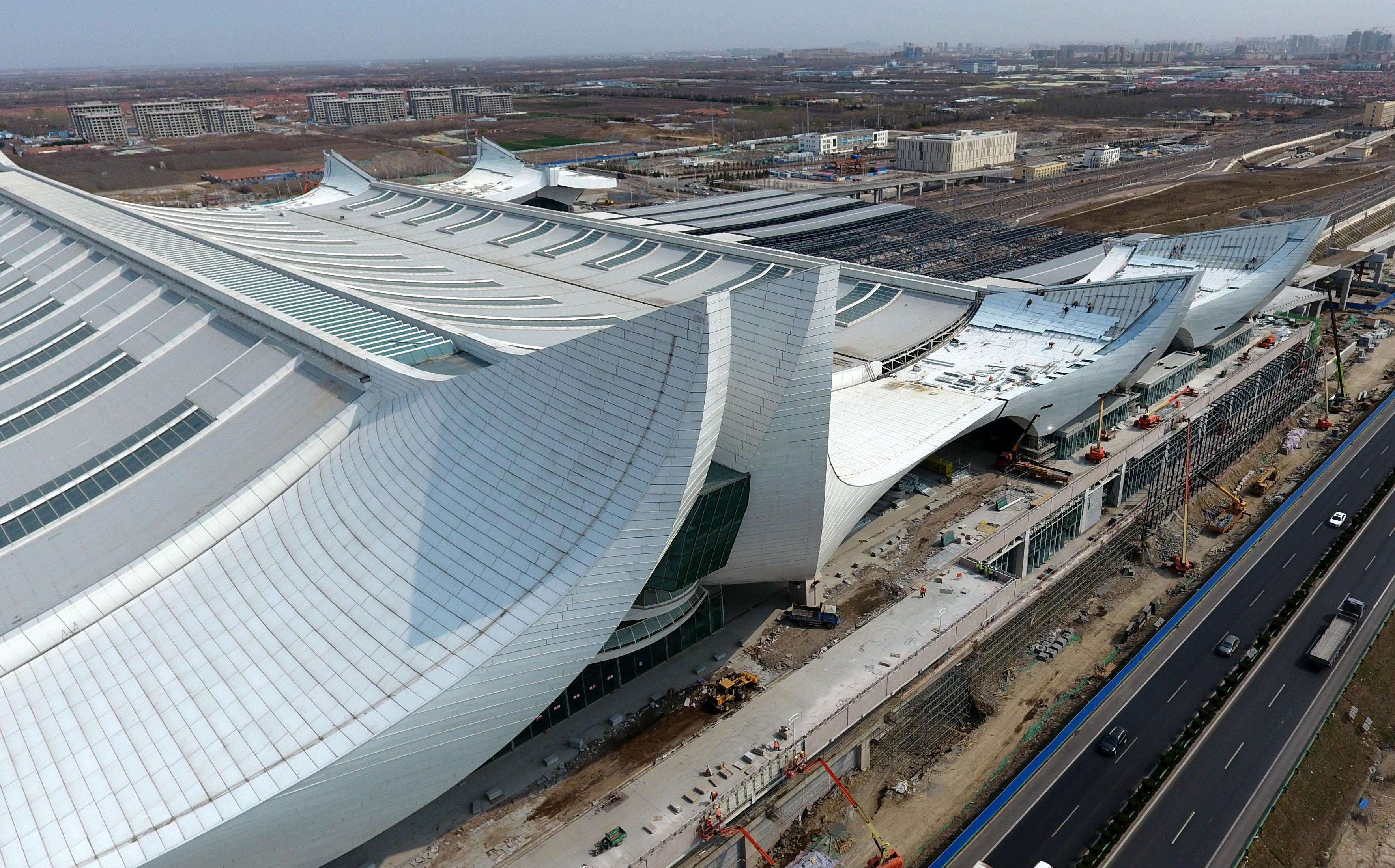 山东省红岛站已具备初期运营工作条件 由双曲铝单板组成2朵大浪花8朵