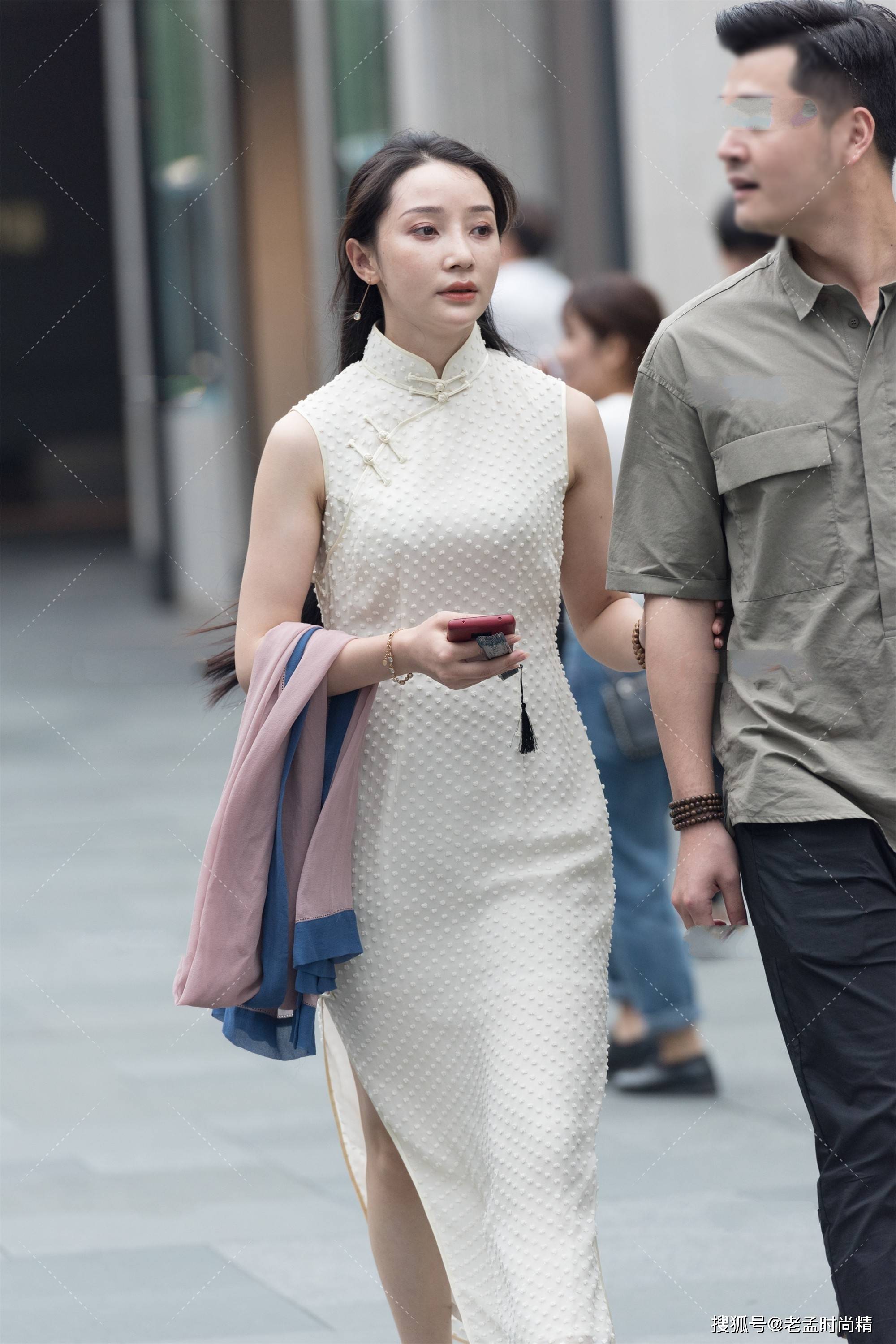 街拍:裙子很显气质, 改良版中国风连衣裙穿上很优雅_旗袍