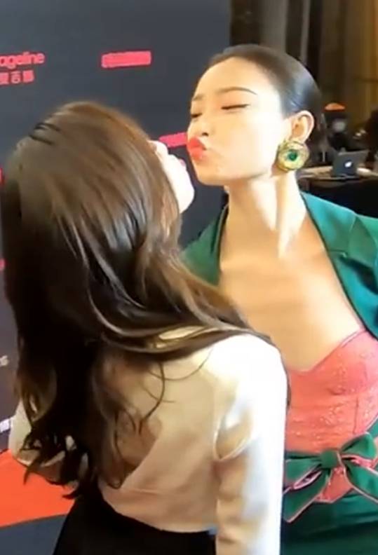 倪妮刘诗诗十指紧扣走红毯 两人同框比美画面美极了