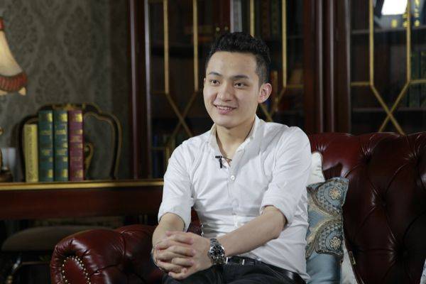 为了提高名气,他花1500万拍下首富饭局,结果公司市值蒸发200亿_朱晔