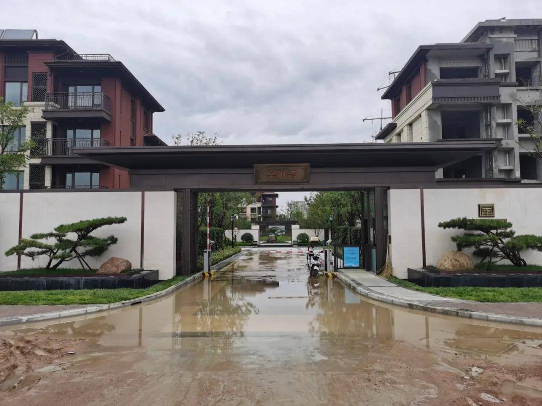 鲁昊棠琳湾别墅门口