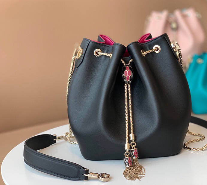 宝格丽bvlgari水桶包我们一起来看一看这款水桶包有多美