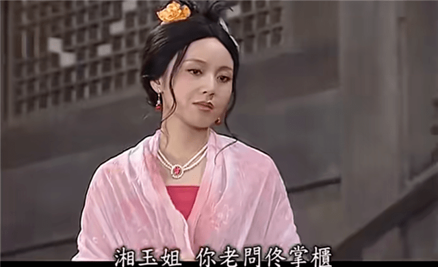 闫妮从女兵到演员,靠佟湘玉走红,这次把《装台》蔡素芬给演活了