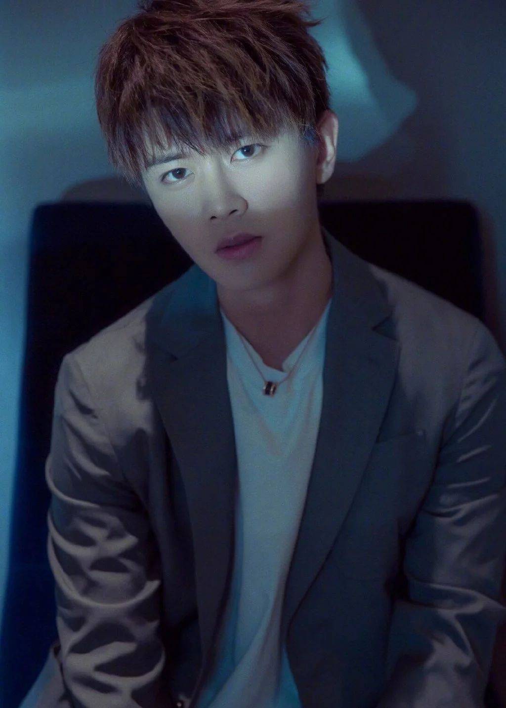 任嘉伦壁纸漫天星河不及你眸光炽热灿烂春晖不及你笑容温暖