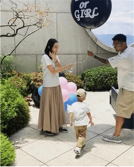 余文乐官宣王棠云二胎产女父女牵手超有爱发文时间点似有深意