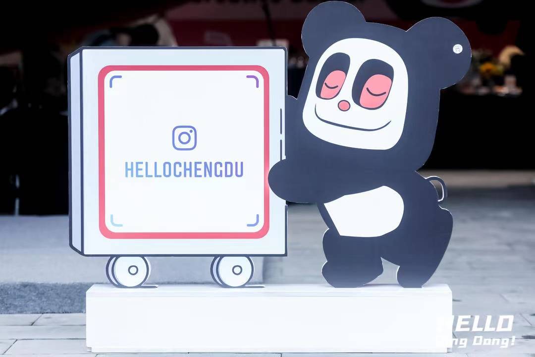 宽窄逛文创集市邂逅成都国际传播ip形象叮叮猫r