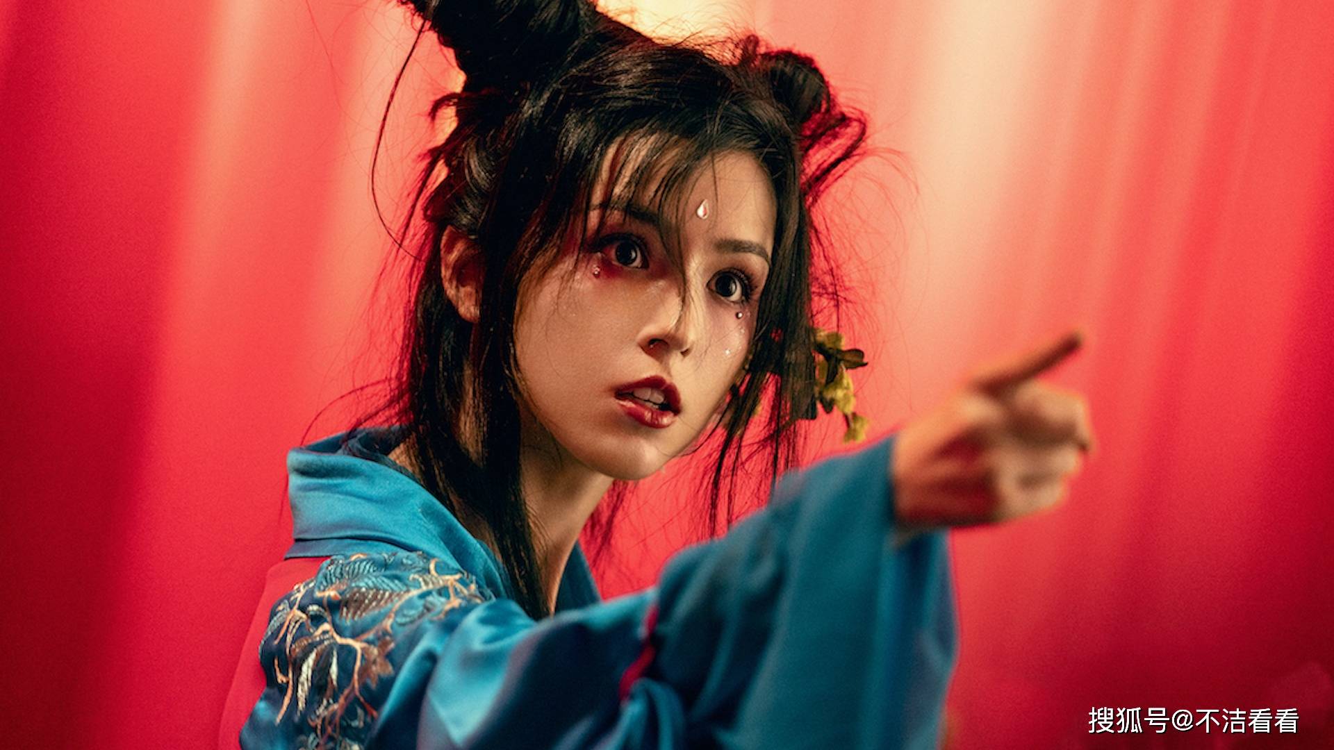 《赤狐书生》哈妮克孜美上热搜,表面高冷美艳,实则憨厚可爱