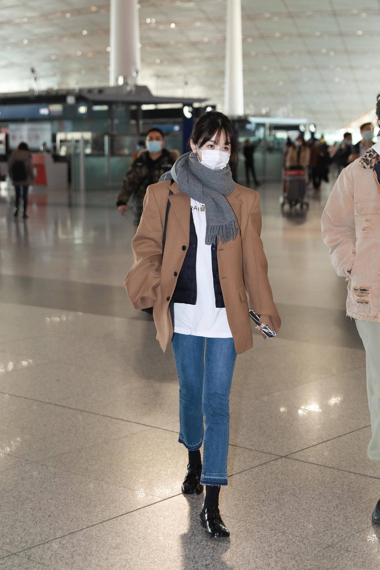 原创李菲儿真会打扮自己穿西装配牛仔裤干练利落率性洒脱好大方