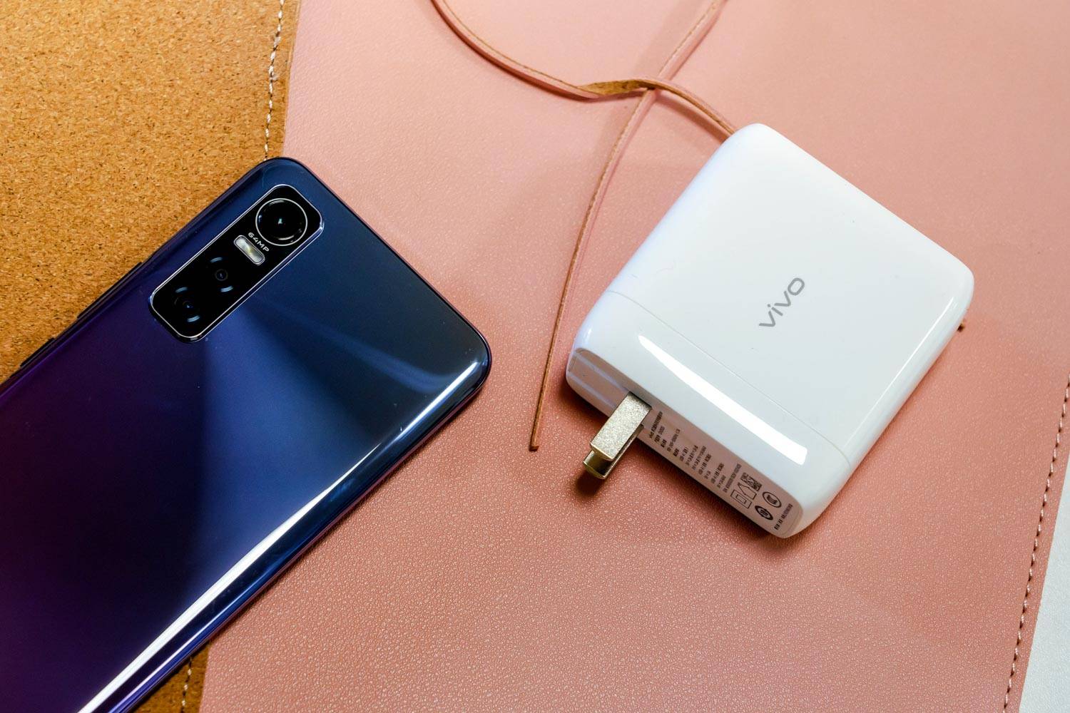 vivox60充电接口图片,vivox60充电口图片 vivo65w多口快充上手多个设备同时充电居家旅游必备