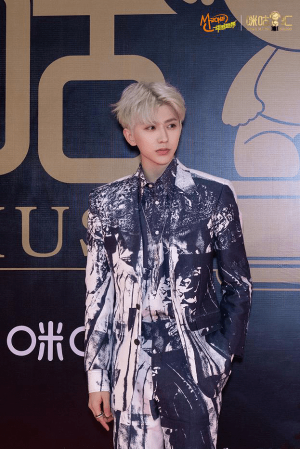 舞台见证实力蔡徐坤斩获第十四届咪咕汇多个音乐奖项