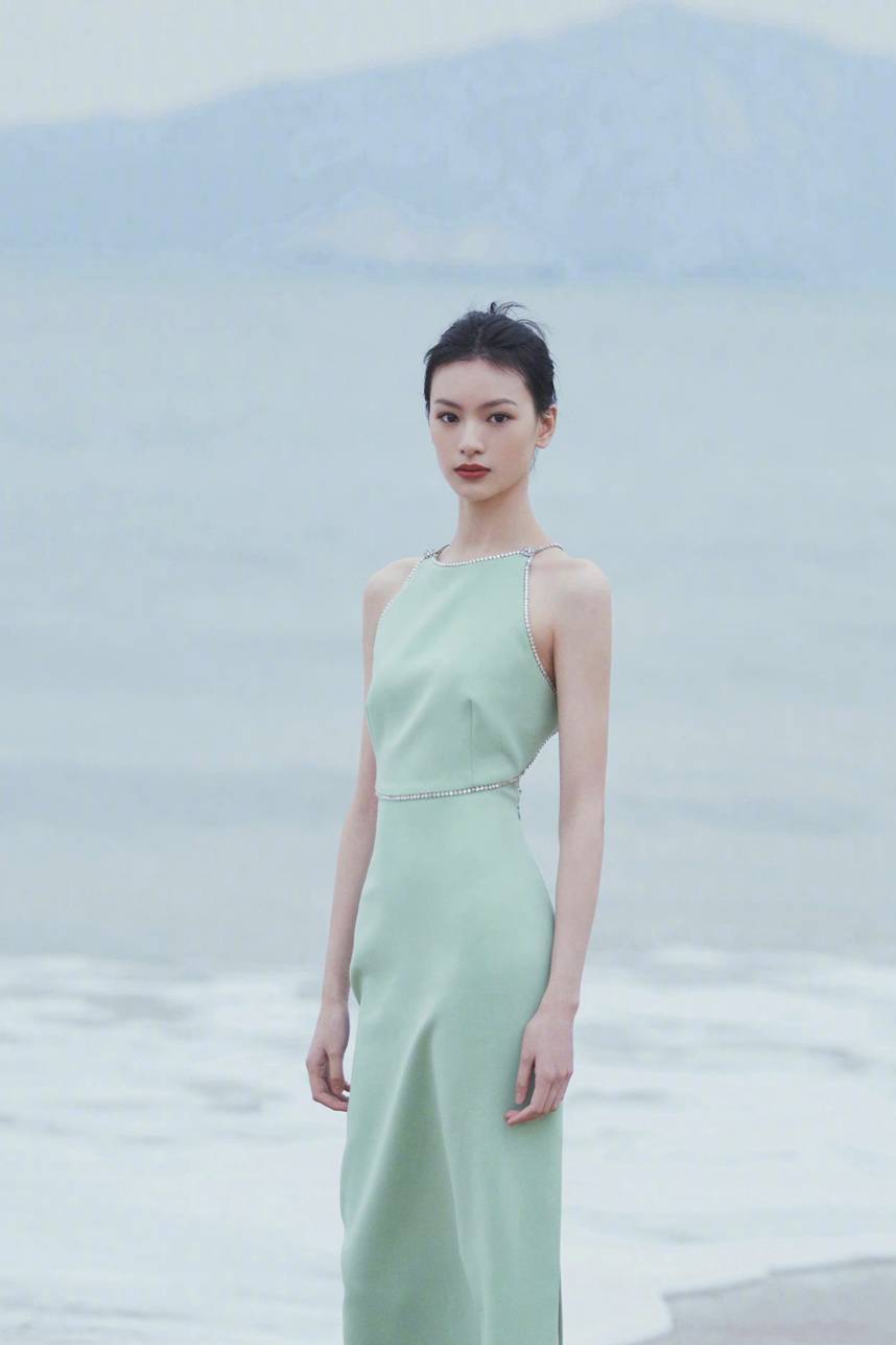 原创邱天这身材比例堪比超模一袭薄荷绿礼服清新有气质直角肩绝了