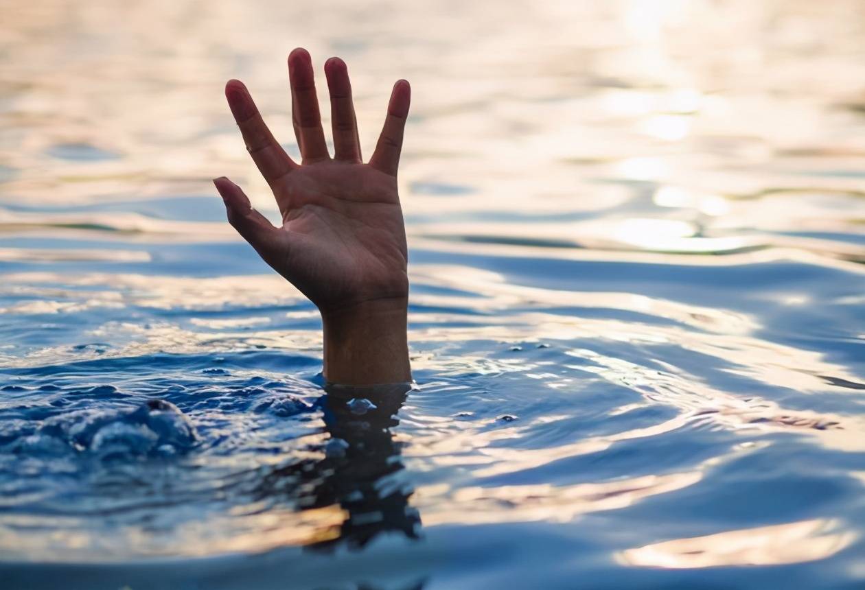 原创警察目视女孩溺水事件惹人深思警察确实不是超人但确实失职